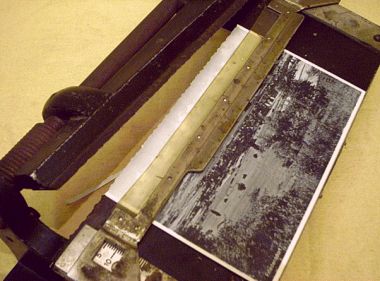 antiker Fotoschneider als perfekte Schneidemaschine fr Papiere