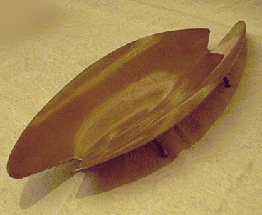 Messingschale im Haifischflossen Design amerikanischer Straenkreuzer der 1950er Jahre