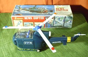 Spielzeug fr Jungs - der Traum vom Fliegen als battereiebetriebener Plastikhubschrauber