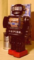 Blech-Roboter als furchterregendes Spielzeug mit Sammlerwert