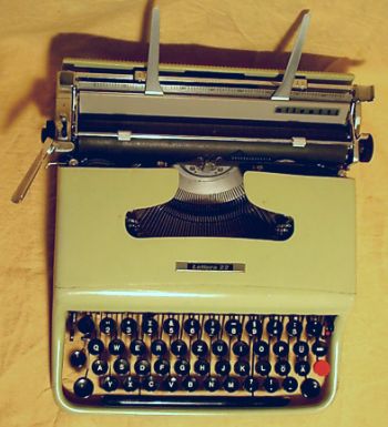 perfektes Tastenspiel der frhen OLIVETTI Schreibmaschine