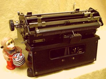 antike Bromaschine mit sauberer Mechanik - kreative Einladung zum Schreiben!