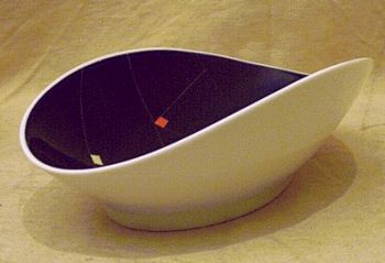Knabberschale im stromlinienfrmigen Design der 1950er  - Porzellan Schale fr Nsse und Chips