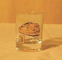 Schnapsglas mit Eisenbahn als Werbeglas, zu klein frs Senfglas
