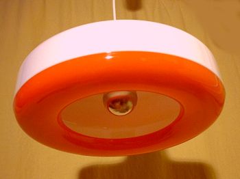 Hngelampe in Orange-Wei - beliebte Kombination in der Kche