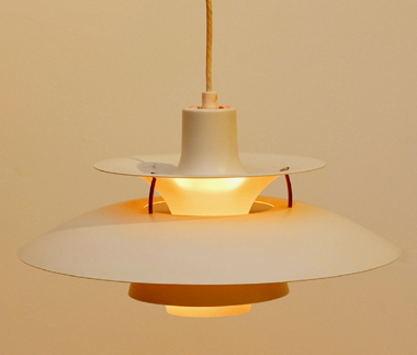 Hngelampe in Schmetterlingsform von Poul Henningsen - der Designklassiker von LOUIS POULSEN der Midcentury Jahre