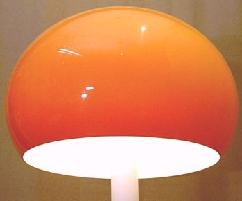 Stehlampe fast vollstndig aus Kunststoff - Plastik-Wahn der Siebziger
