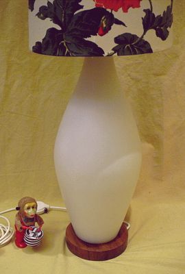 Ttenlampe mit beleuchteten Lampenfu - der Hingucker im Mid Century Design