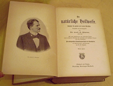 antikes Buch der Hausmedizin als natrliche Heilweise im Jugendstil-Einband