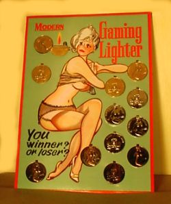 PinUp-Girl Verkaufsdisplay mit Benzinfeuerzeuge in Medaillen-Form im 1950er Feuerzeug-Design