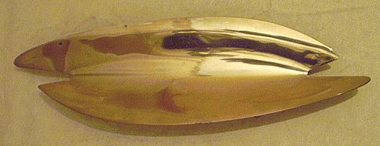 Günter Kupertz entwirft Schale im Haifischflossen Design als Servierschale bzw. Vide-poche der 1950er