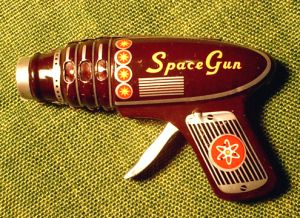 Space Gun - niedliche Spielzeug-Waffe der 50er Jahre im James Bond Pistolen-Stil