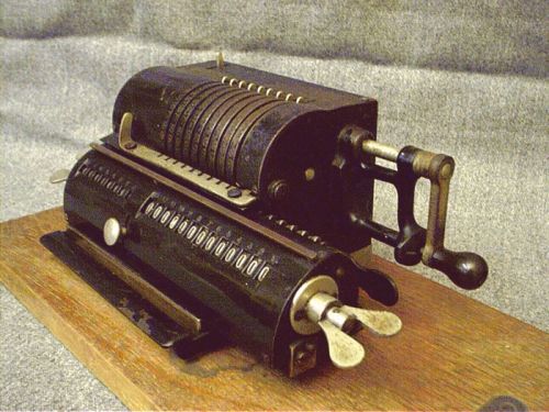 mechanischer  Rechner - Taschenrechner fürs Büro der 1920er Jahre