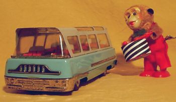 OMNIA 370 Spielzeug der 50er - Reisebus als Blechauto
