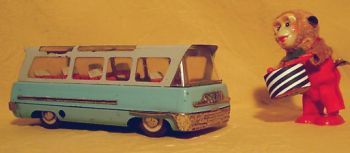 OMNIA 370 Spielzeug im 50er Design - Reisebus als Blechauto
