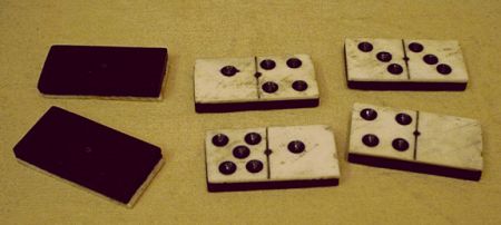 antikes Dominospiel aus Bein und Ebenholz, wohl um 1900