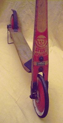 Holzroller mit feinen Metalldetails wie Winker, Schutzblech und Stnder