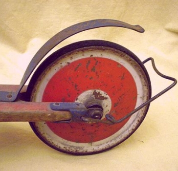 Schutzblech als Bremse - Holzroller als Kinder-Spielzeug der 50er / 60er