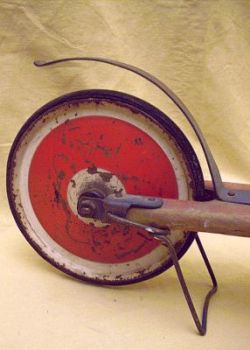 Schutzblech als Bremse - Holzroller als Kinder-Spielzeug der 50er / 60er Schutzblech als Bremse - Holzroller als Kinder-Spielzeug der 50er / 60er