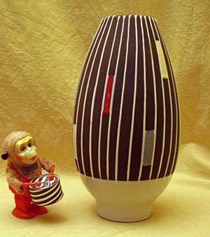 Vase in aufregendem 50s Streifen-Dekor - der Hingucker der Fnfziger!