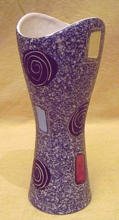 Blumenvase mit Kringelmuster - zum Ende der 50s treiben es die JASBA Vasen zu bunt