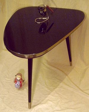 Beistelltisch in Nierenform Beistelltisch in Nierenform