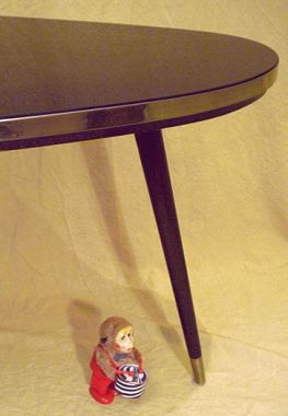 Beistelltisch in Nierenform Beistelltisch in Nierenform