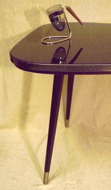 Beistelltisch in Nierenform Beistelltisch in Nierenform