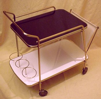 Teewagen mit Zeitungsständer Teewagen mit Zeitungsständer