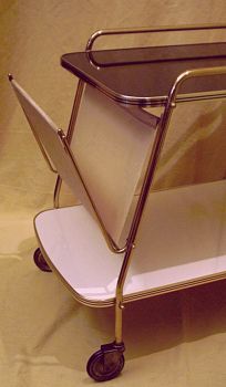 Teewagen mit Zeitungsständer Teewagen mit Zeitungsständer