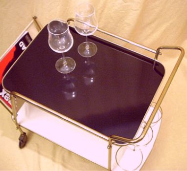 Teewagen mit Zeitungsständer Teewagen mit Zeitungsständer