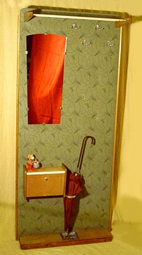 Garderobenwand mit Schirmständer, Spiegel, Hutablage und Garderobenhaken - die Garderobe der 50er Jahre