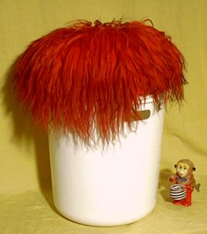 Wäschetonne bzw. Wäschetruhe mit Schafsfell als Hocker Wäschetonne bzw. Wäschetruhe mit Schafsfell als Hocker
