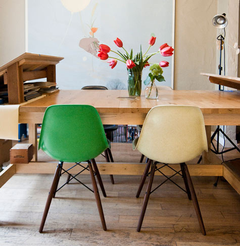 Eames Chair Original von VITRA, Kunststoffstuhl mit verstrebtem Holzgestell, Dining Side Chair Wood Base DSW, hier in dunkel gebeiztem Holz Eames Chair Original von VITRA, Kunststoffstuhl mit verstrebtem Holzgestell, Dining Side Chair Wood Base DSW, hier in dunkel gebeiztem Holz