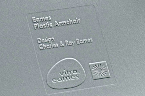 Eames Chair Original erkennen? VITRA prägt Unterseite vom Kunststoffstuhl mit Logo & Designer Eames Chair Original erkennen? VITRA prägt Unterseite vom Kunststoffstuhl mit Logo & Designer