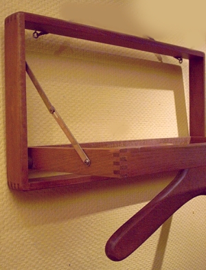 Teak Wandgarderobe mit integriertem Kleiderbügel