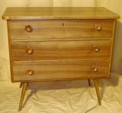 Kommode mit knubbeligen Holzgriffen Kommode mit knubbeligen Holzgriffen