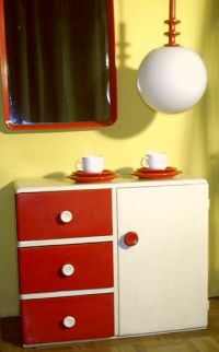 Hngelampe mit rot-weier Garderobe und Spiegel im rustikalen Space / Atomic Age Design