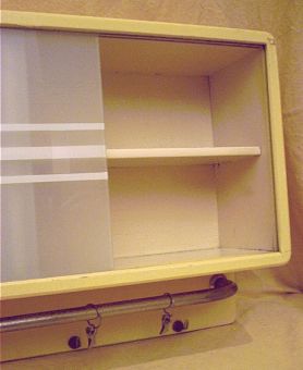 Badschrank mit Hakenleiste, Vitrine mit Geschirrtuchhalter