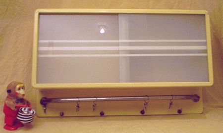 Badschrank mit Hakenleiste, Vitrine mit Geschirrtuchhalter