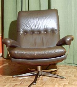 Leder-Sessel mit Drehhocker