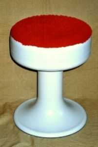 Plastikhocker mit Plüschbezug: Badhocker Plastikhocker mit Plüschbezug: Badhocker