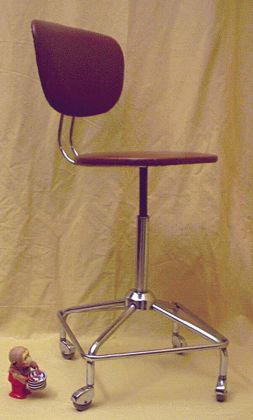 Drehstuhl von Bar- bis Sitzhöhe Drehstuhl von Bar- bis Sitzhöhe