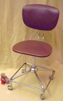 Drehstuhl von Bar- bis Sitzhöhe Drehstuhl von Bar- bis Sitzhöhe