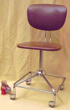 Drehstuhl von Bar- bis Sitzhöhe Drehstuhl von Bar- bis Sitzhöhe