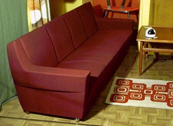 Viersitzer-Sofa ausklappbar zum langen Schlafsofa
