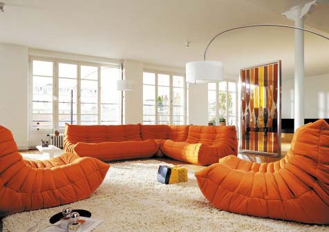 Werbung von Ligne Roset: Togo Sofa- und Sessel-Programm