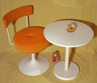 orangefarbener Polsterstuhl von JOHANSSON - der stylische Stuhl in jedem Zimmer