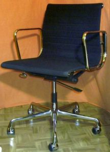 Schreibtischstuhl Aluminium Chair EA 117 von Ray & Charles Eames für Vitra