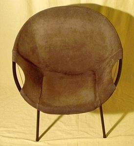 Schalensessel mit Wildleder-Bezug